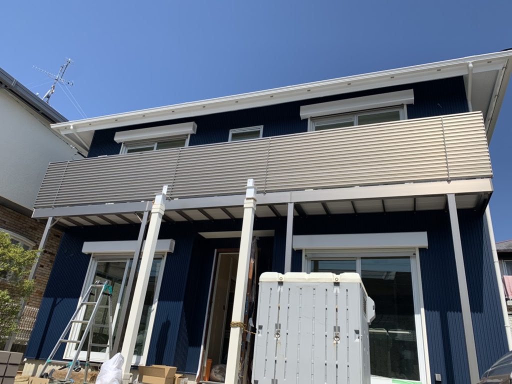 愛知県豊明市の新築戸建住宅にて、ベランダにアルミ手摺り（LIXILブロードステージ）及び伸縮物干しを取付致しました