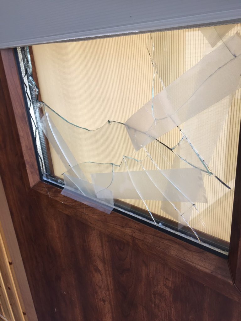 最近、店舗のガラス破損の被害が続出しています。【窓香房】