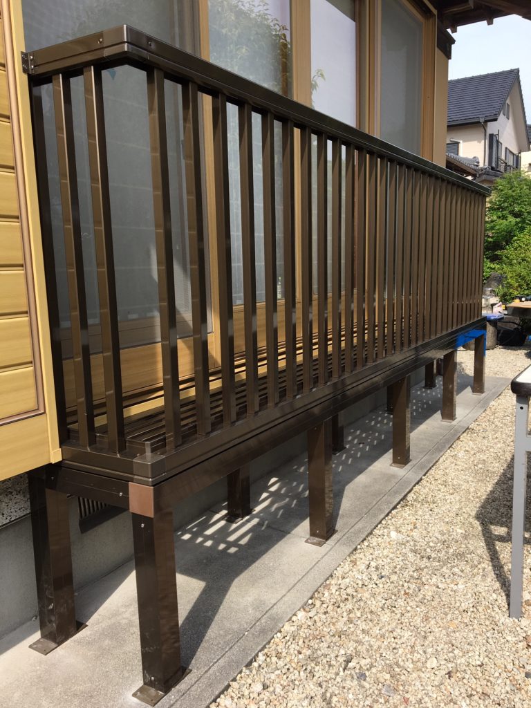 愛知県名古屋市の戸建住宅にて、ミニバルコニー設置工事を行いました。LIXIL ロイヤル手摺【窓香房】
