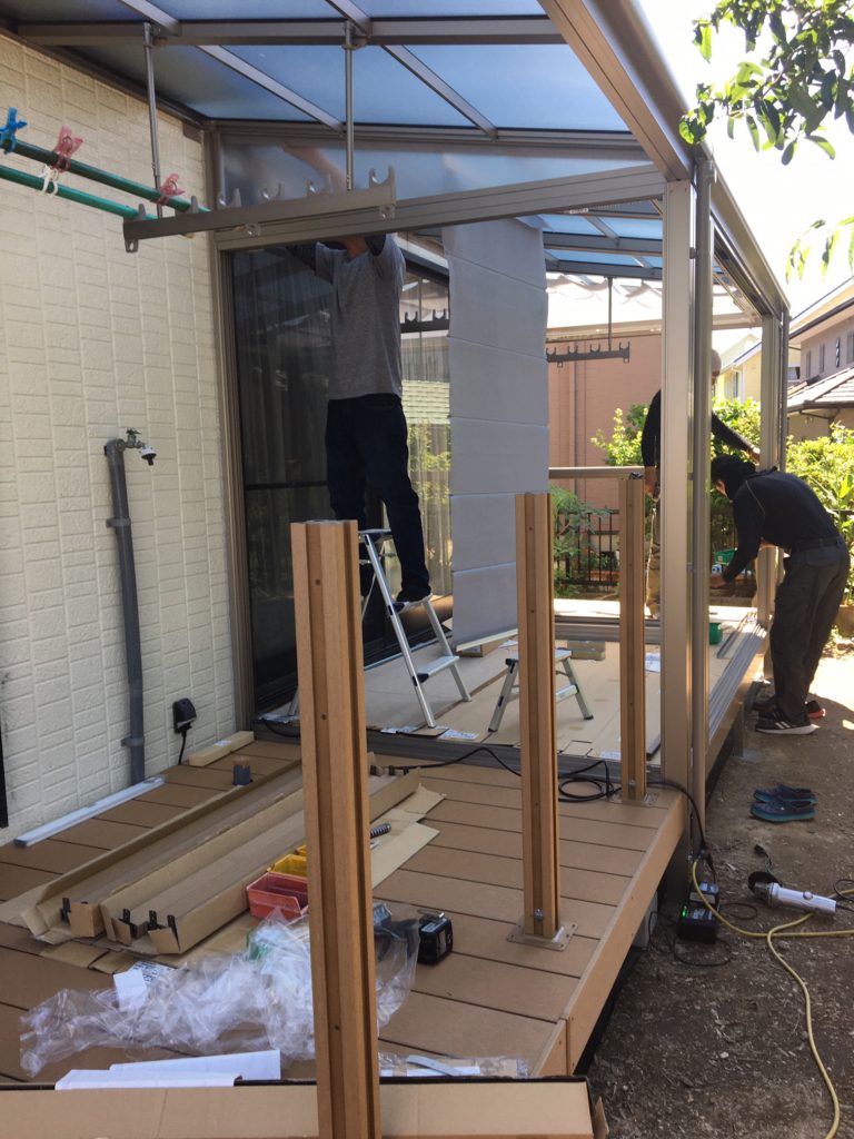 愛知県大府市の戸建住宅にて、エクステリア工事（サンルーム、テラス屋根、デッキ工事）を行いました。【窓香房】