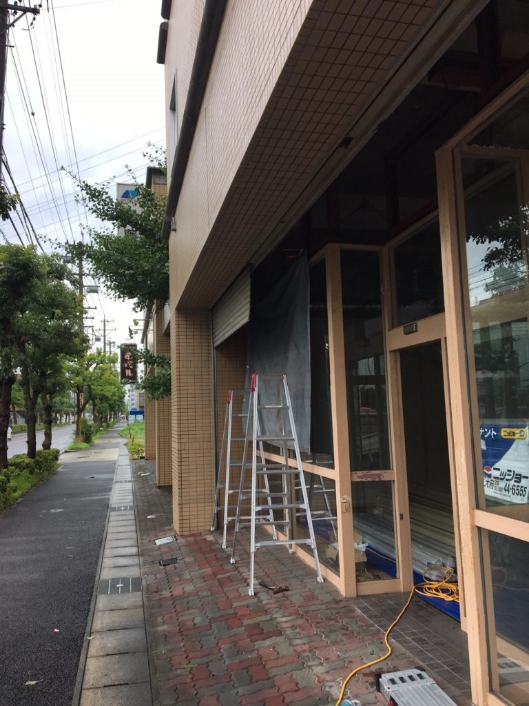 愛知県大府市の店舗にて、シャッター取替工事を行いました。文化シャッター【窓香房】