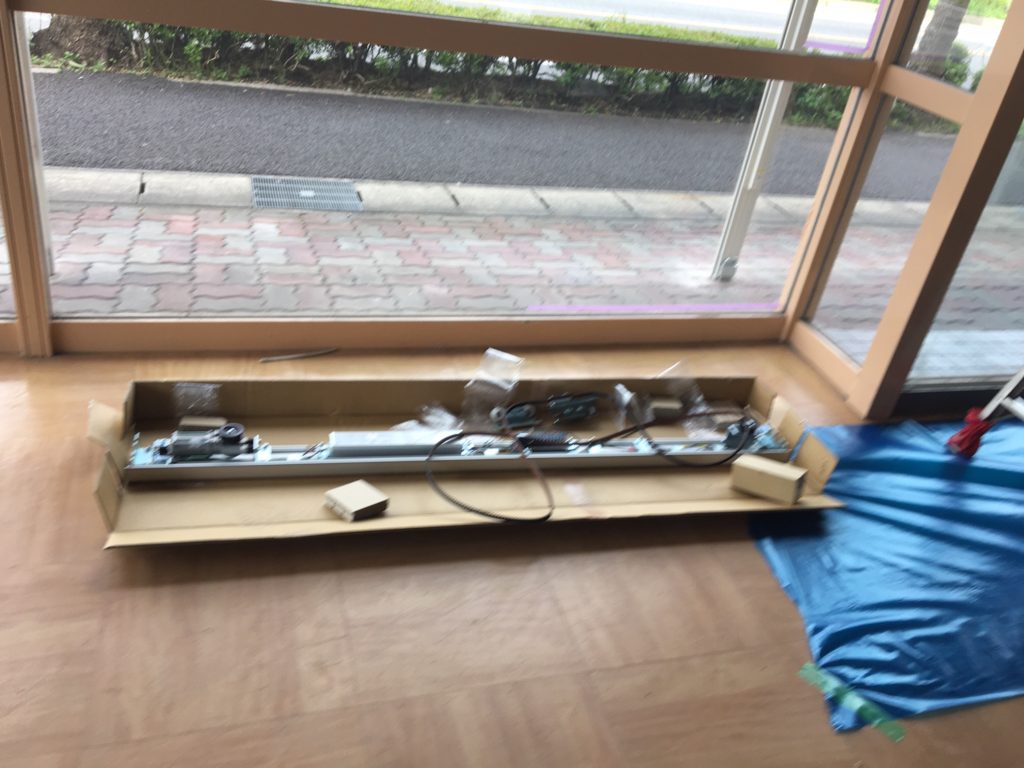 愛知県大府市の店舗にて、自動ドアのエンジン部分交換工事を行いました。【窓香房】