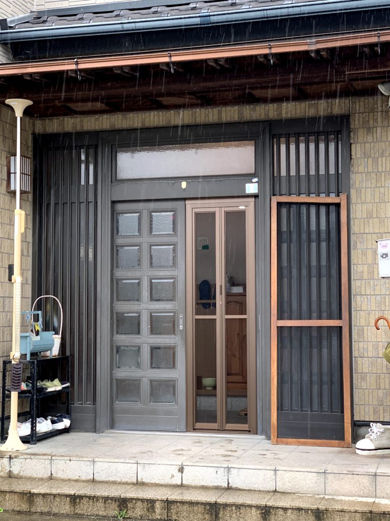 愛知県大府市の戸建住宅にて、玄関網戸取付工事を行いました。玄関引戸用の中折れ網戸【窓香房】