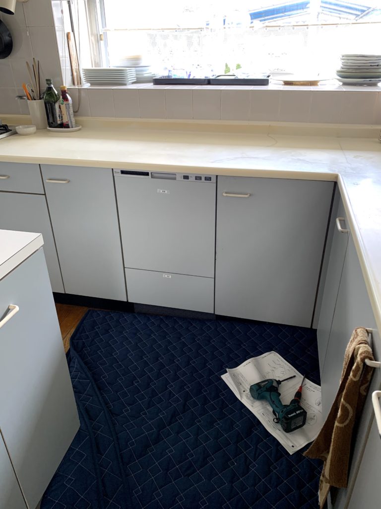 愛知県大府市の戸建住宅にて、オーダーキッチンへのビルトイン食洗機設置工事を行いました。【窓香房】