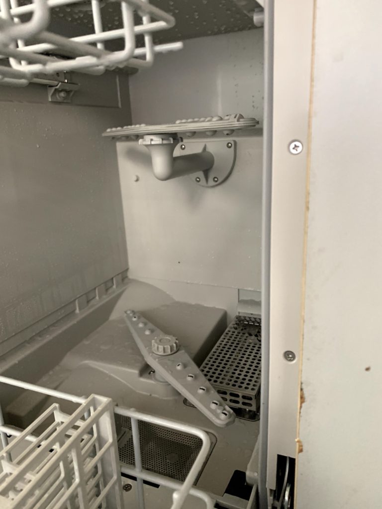 愛知県大府市の戸建住宅にて、オーダーキッチンへのビルトイン食洗機設置工事を行いました。【窓香房】