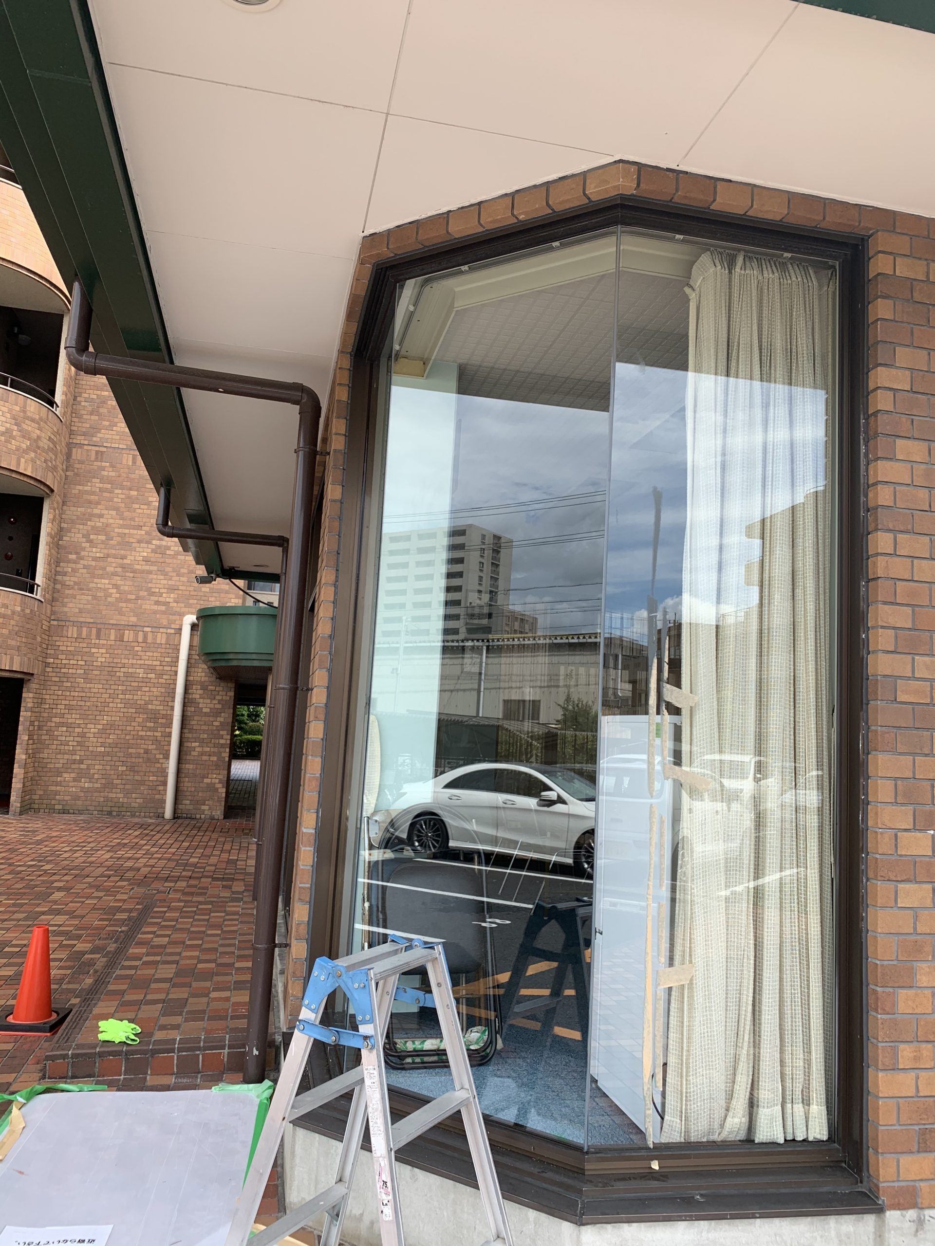 愛知県名古屋市千種区のマンションにて、集会場ガラス取替工事を行いました。【窓香房】
