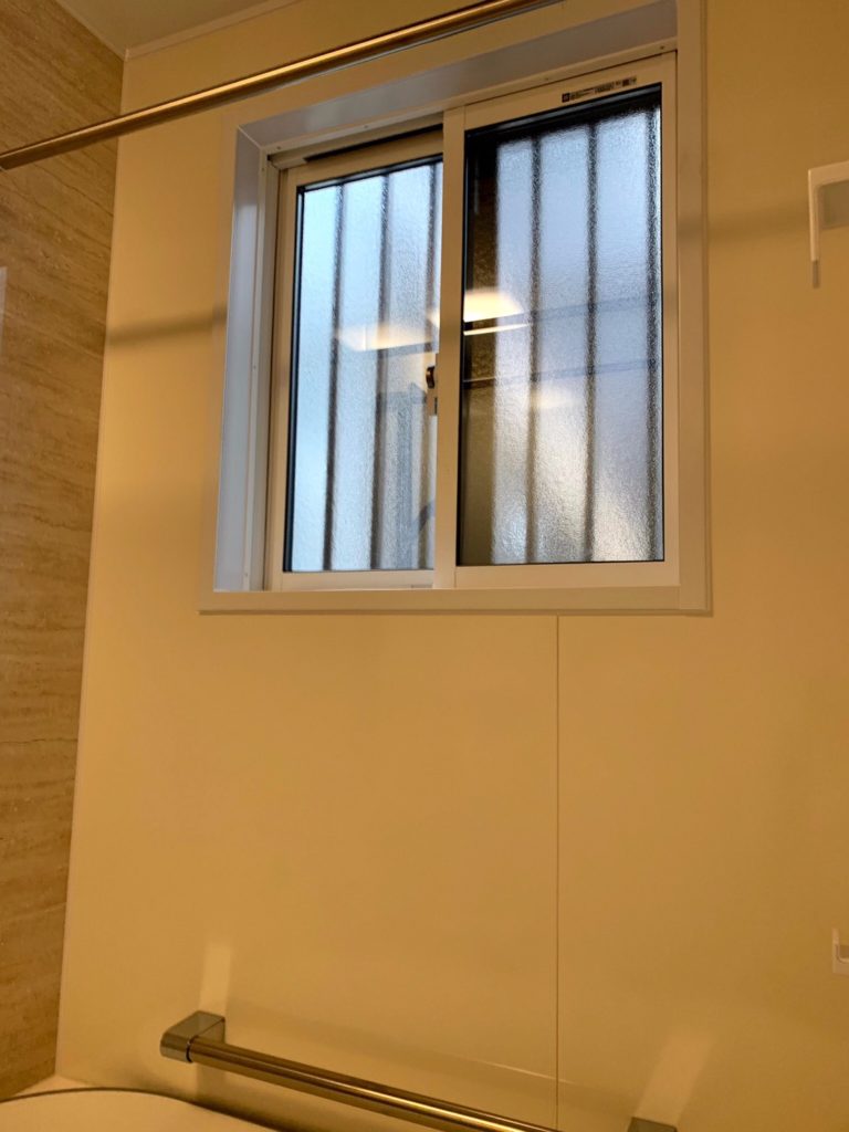 愛知県名古屋市緑区の戸建住宅にて、浴室リフォームに伴う浴室窓工事を行いました。【窓香房】