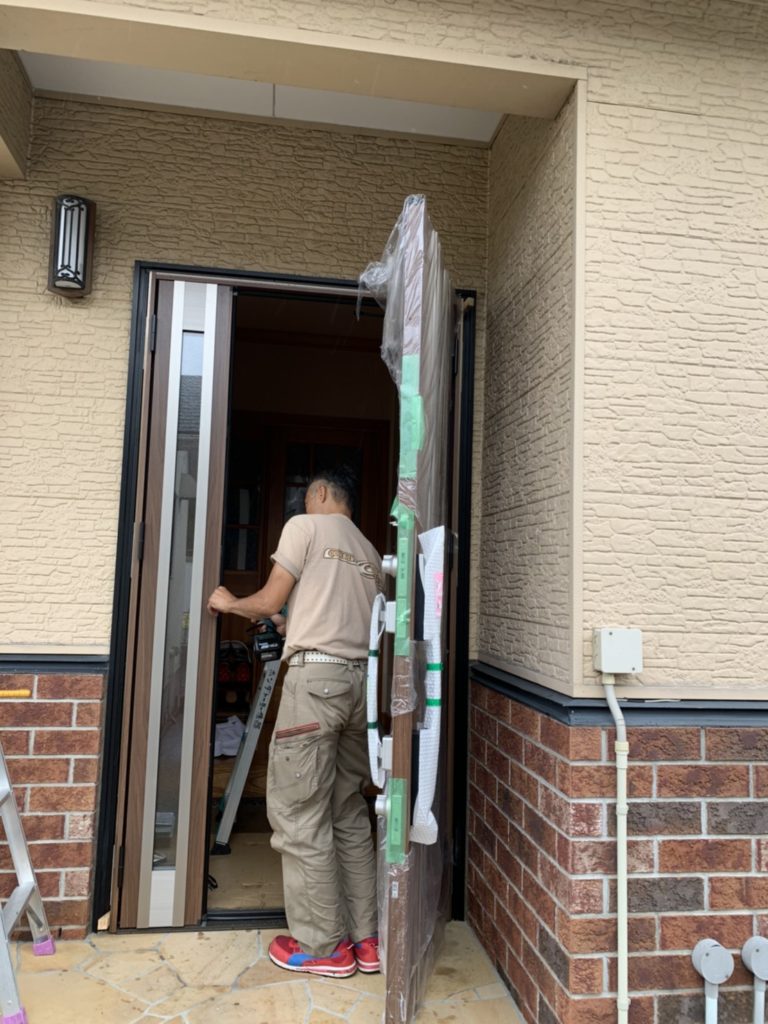 愛知県豊明市の戸建住宅にて、リクシルリシェント玄関ドア取替工事を行いました。【窓香房】