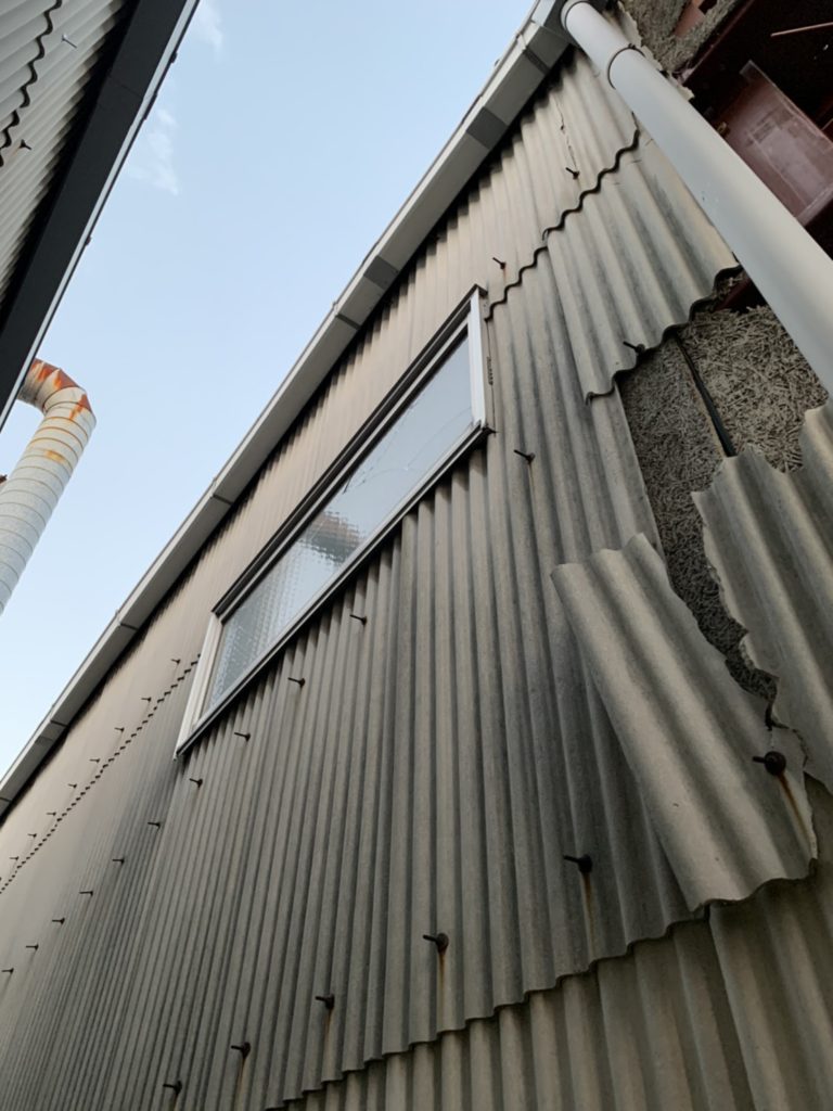 愛知県名古屋市緑区の工場にて、換気窓のガラス取替工事を行いました。【窓香房】