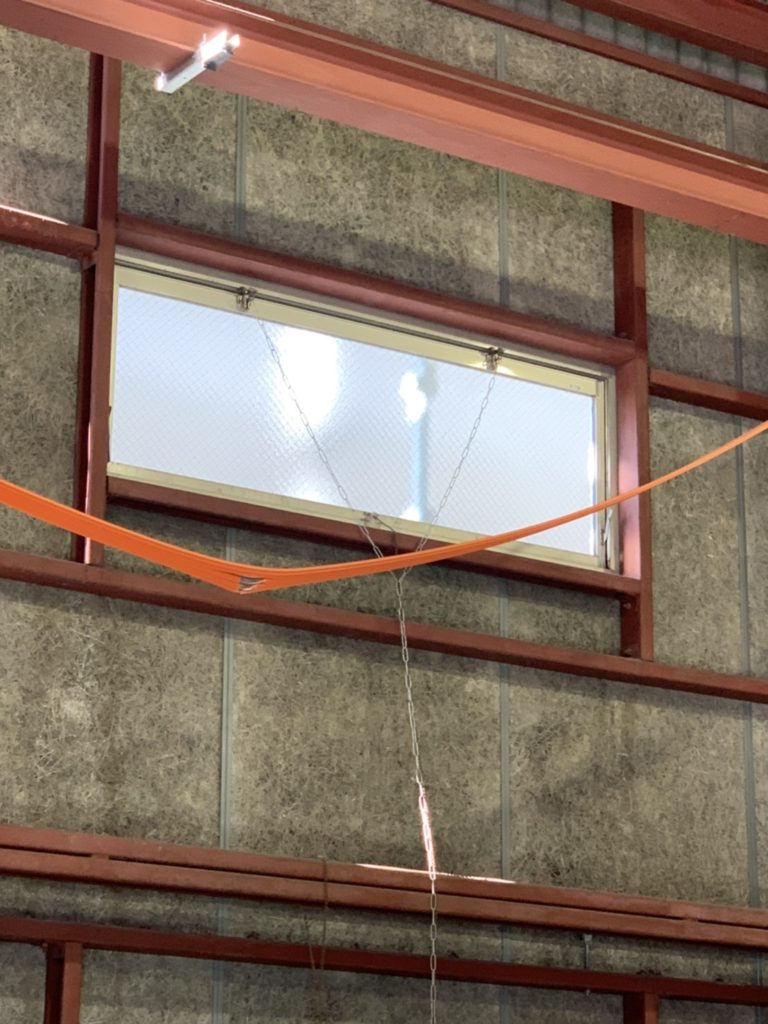 愛知県名古屋市緑区の工場にて、換気窓のガラス取替工事を行いました。【窓香房】