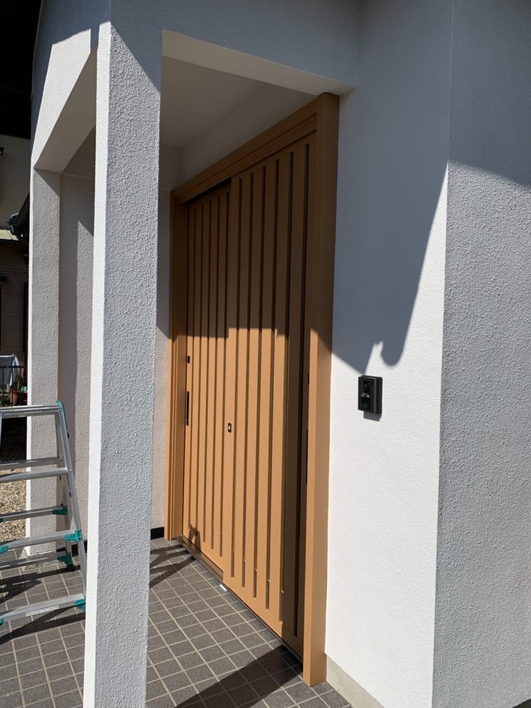 愛知県名古屋市緑区の戸建住宅にて、玄関引戸取替工事を行いました。LIXILリシェント引戸【窓香房】