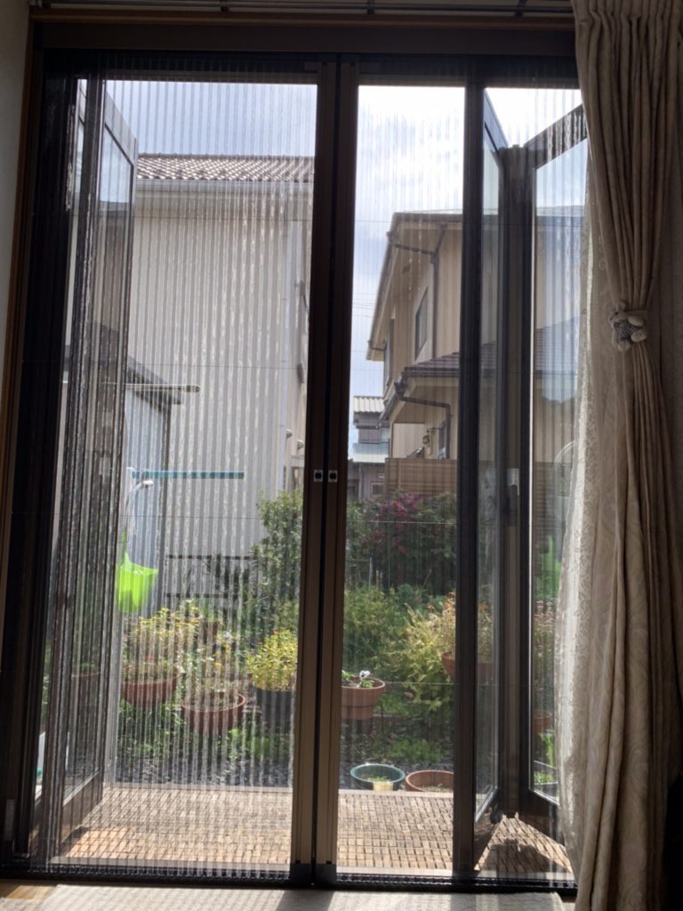 愛知県大府市の戸建住宅にて、網戸取付工事を行いました。LIXILしまえるんですα【窓香房】