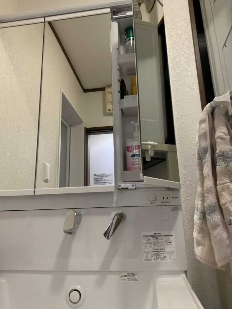 愛知県大府市共栄町にて、洗面化粧台の取付工事を行いました。TOTO【窓香房】