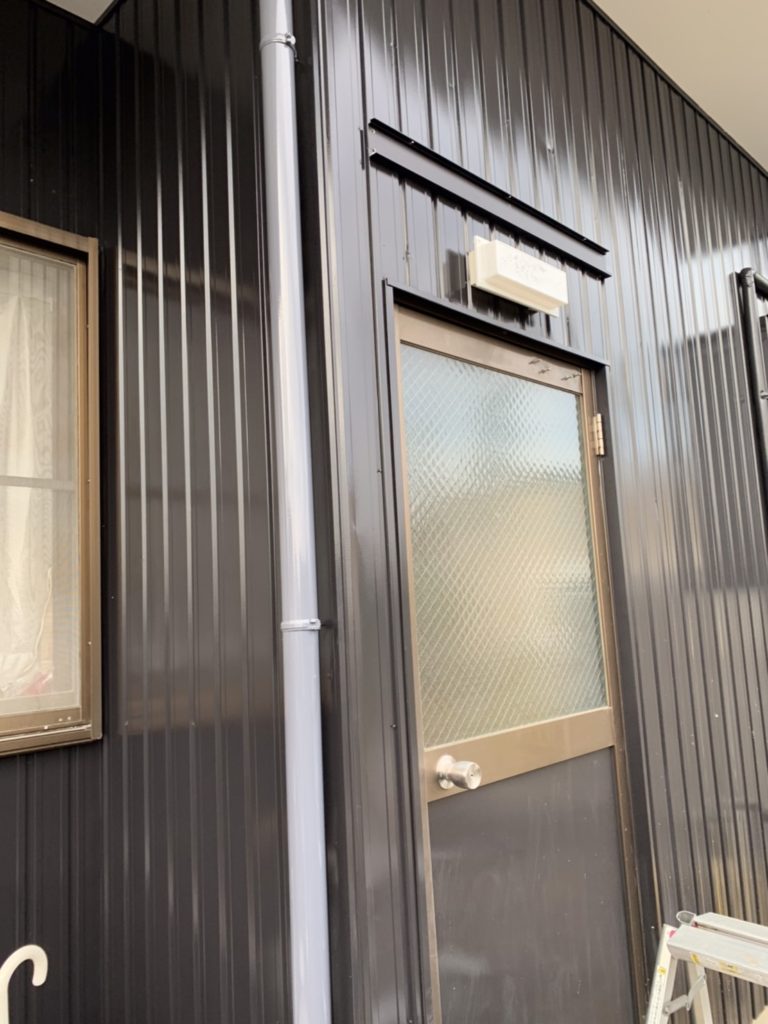 愛知県名古屋市緑区にて、勝手口ドアに庇取付工事を行いました。YKK コンバイザーD600【窓香房】
