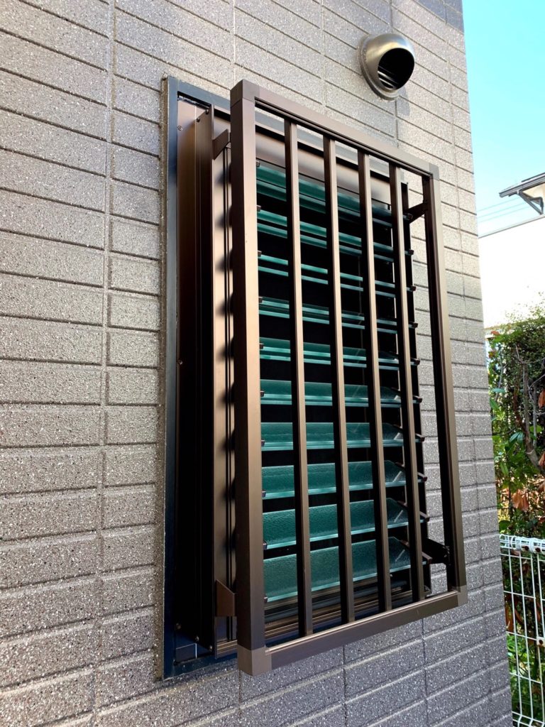 愛知県名古屋市名東区にて、浴室窓交換、面格子取付工事を行いました。YKK エピソードWルーバー窓【窓香房】