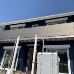 愛知県豊明市の新築戸建住宅にて、ベランダにアルミ手摺り（LIXILブロードステージ）及び伸縮物干しを取付致しました