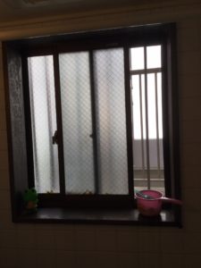 愛知県名古屋市緑区にて、カバー工法で浴室窓改修工事を行いました。YKKAPマドリモ【窓香房】