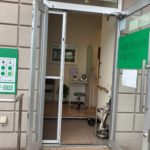 愛知県大府市の歯科医院にて玄関ドアの小窓に網戸取付工事を行いました。【窓香房】