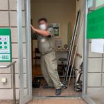 愛知県大府市の歯科医院にて玄関ドアの小窓に網戸取付工事を行いました。【窓香房】