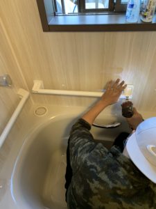 愛知県豊明市の戸建住宅にて、バスルーム取替工事に伴う浴室手摺り取付工事を行いました。【窓香房】