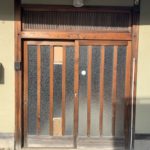 愛知県大府市の戸建住宅にて、玄関引戸のガラス取替工事を行いました。（デザイン硝子）【窓香房】