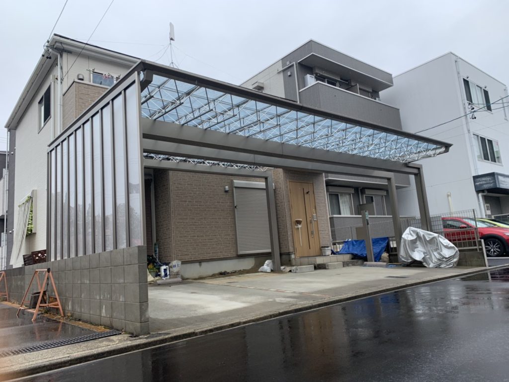 愛知県名古屋市北区の戸建住宅にて、３台用カーポート設置工事を行いました。（三協アルミMシェード）【窓香房】