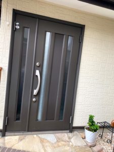 愛知県大府市の戸建住宅にて、玄関ドア取替工事を行いました。（LIXILリフォーム玄関　リシェント）【窓香房】