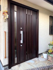 愛知県大府市の戸建住宅にて、玄関ドア取替工事を行いました。（LIXILリフォーム玄関　リシェント）【窓香房】