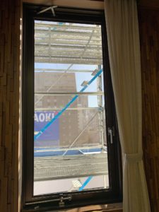 愛知県名古屋市中区のビルにて、換気工事に伴うガラス取り外し工事を行いました。【窓香房】