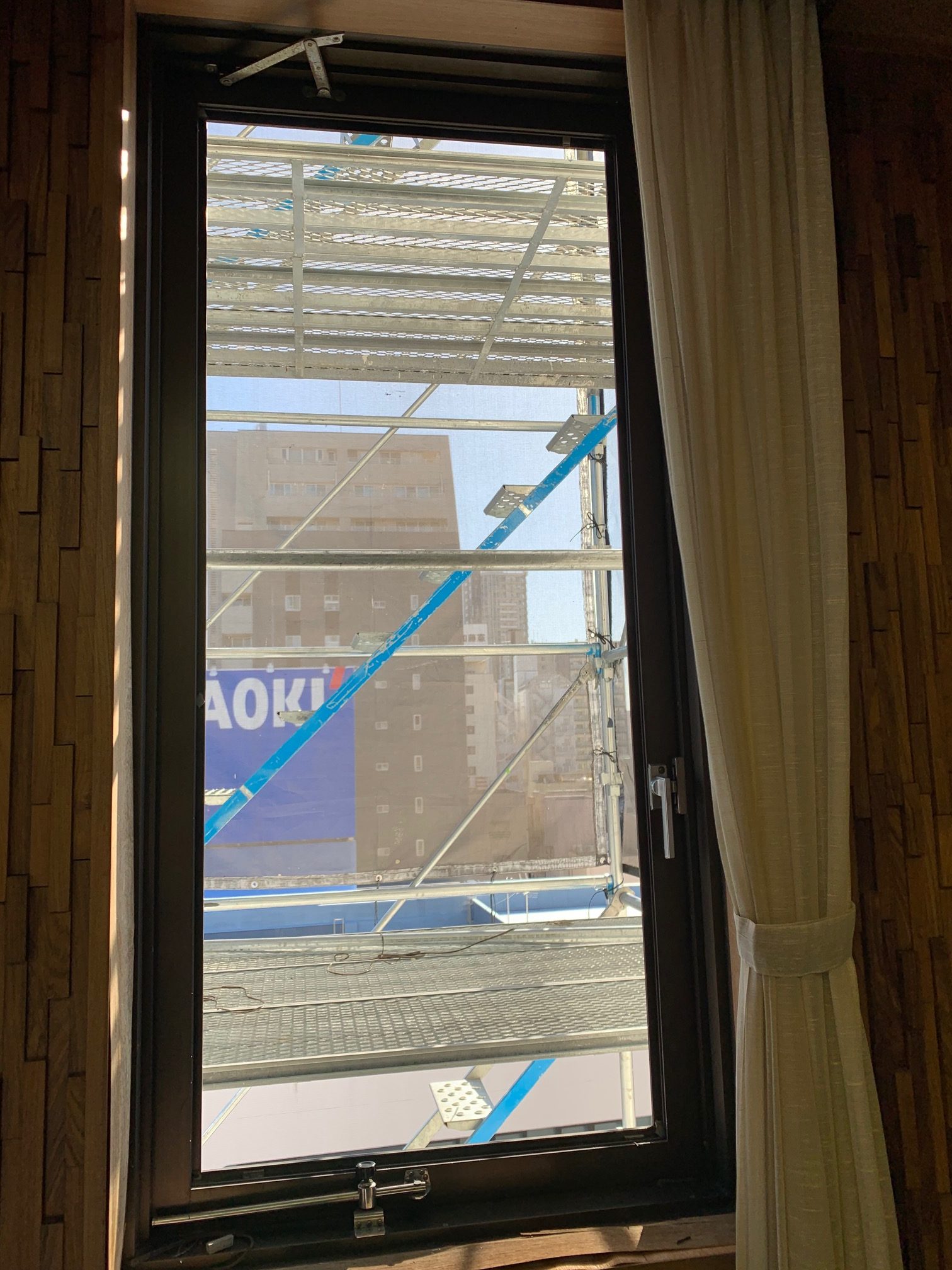 愛知県名古屋市中区のビルにて、換気工事に伴うガラス取り外し工事を行いました。【窓香房】