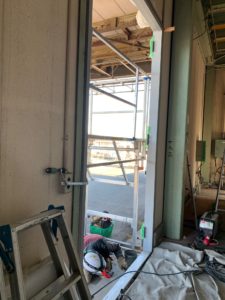 本日は、愛知県東海市の電源倉庫にて、鉄の扉を大きくする工事に入りました。