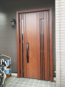 愛知県豊明市の戸建住宅にて、玄関ドア取替工事を行いました。（LIXILリシェント）【窓香房】