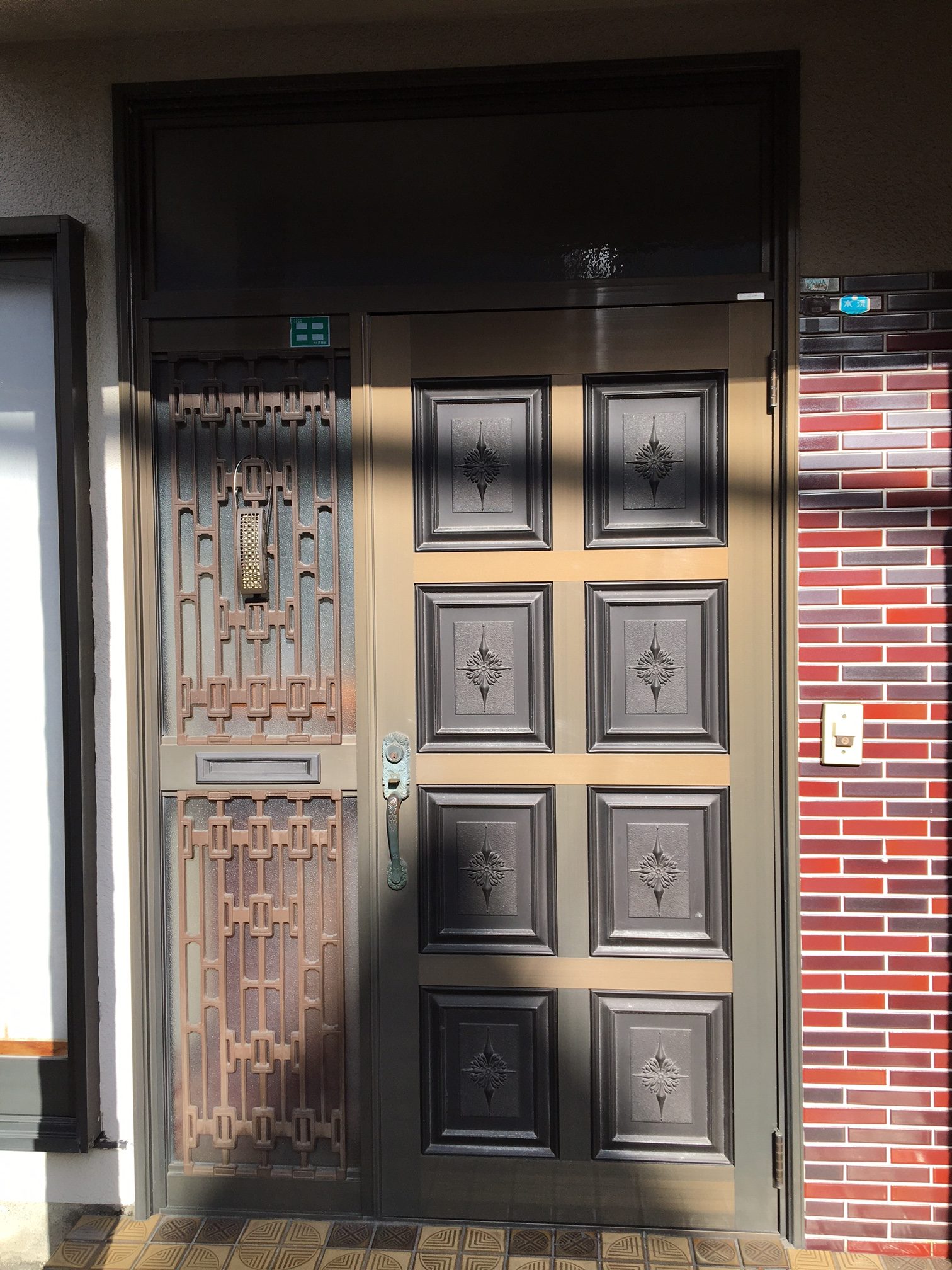 愛知県名古屋市緑区の戸建住宅にて、玄関ドア取替工事を行いました。（LIXILリシェント）【窓香房】
