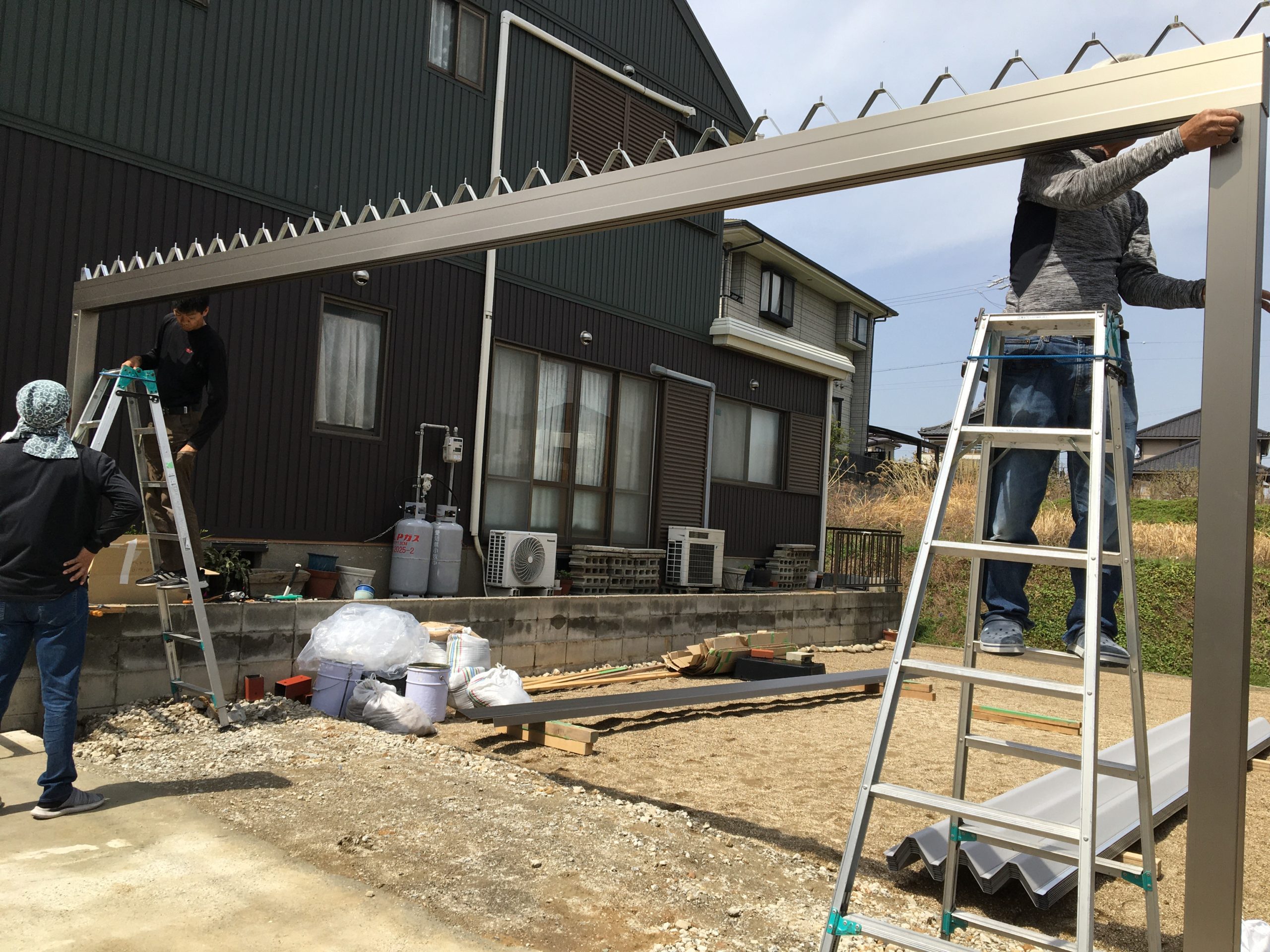 愛知県大府市にて、カーポート設置工事を行いました。（オリジナル折板カーポート）【窓香房】