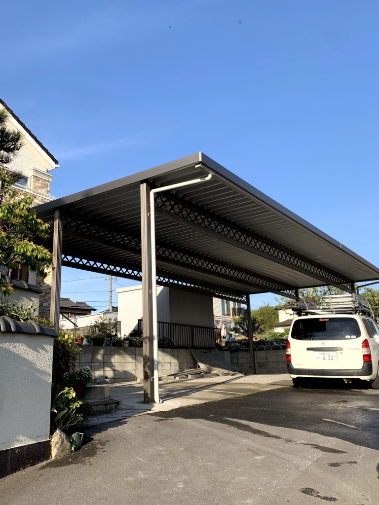 愛知県東海市の戸建住宅にて、２台用カーポート設置工事を行いました。【窓香房】