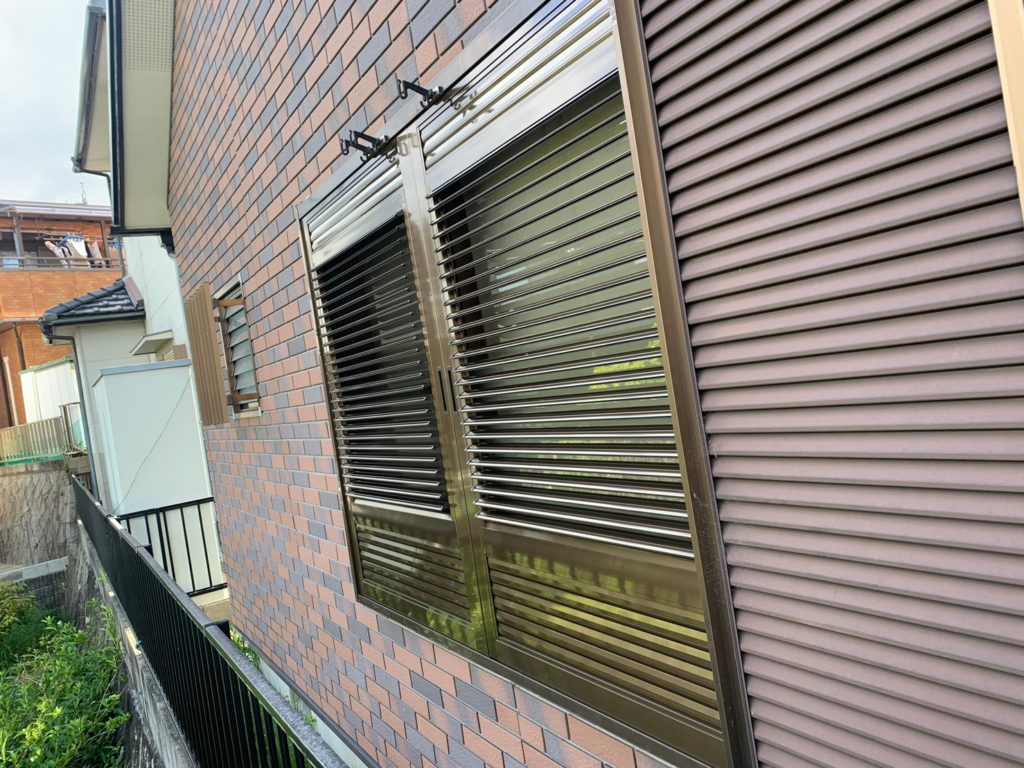 愛知県名古屋市緑区の戸建住宅にて、雨戸取替工事を行いました。（LIXIL採風雨戸）【窓香房】
