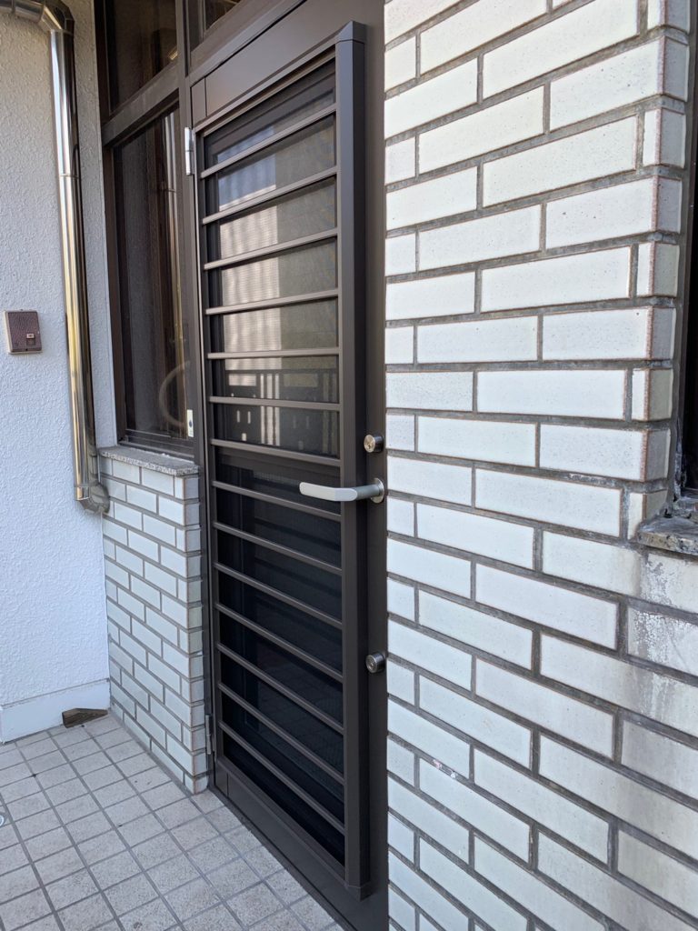 愛知県豊明市の戸建住宅にて、勝手口ドア取替工事を行いました。（LIXILリシェント）【窓香房】