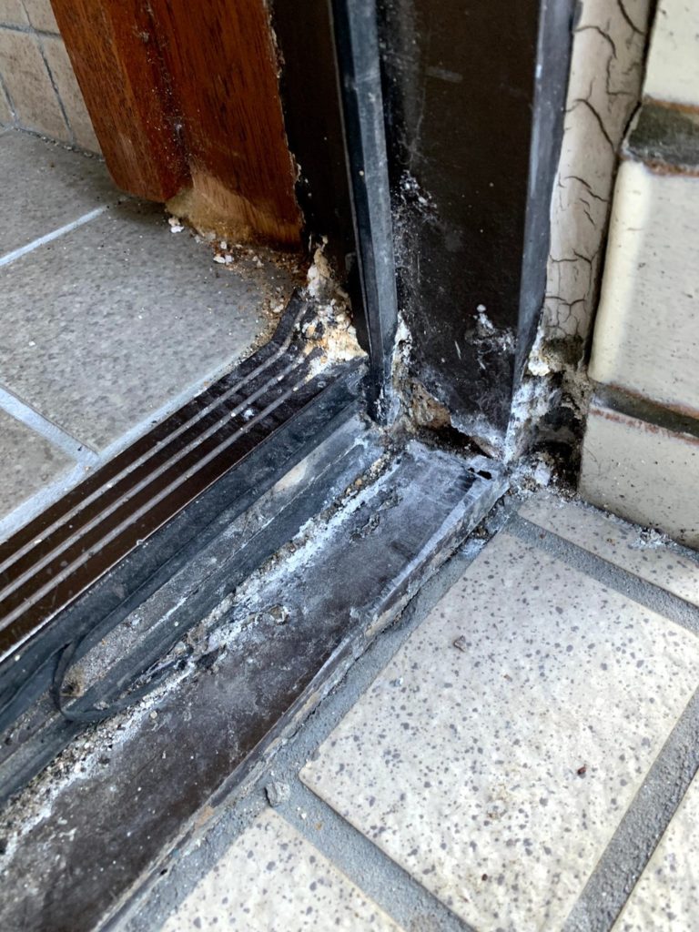 愛知県豊明市の戸建住宅にて、勝手口ドア取替工事を行いました。（LIXILリシェント）【窓香房】