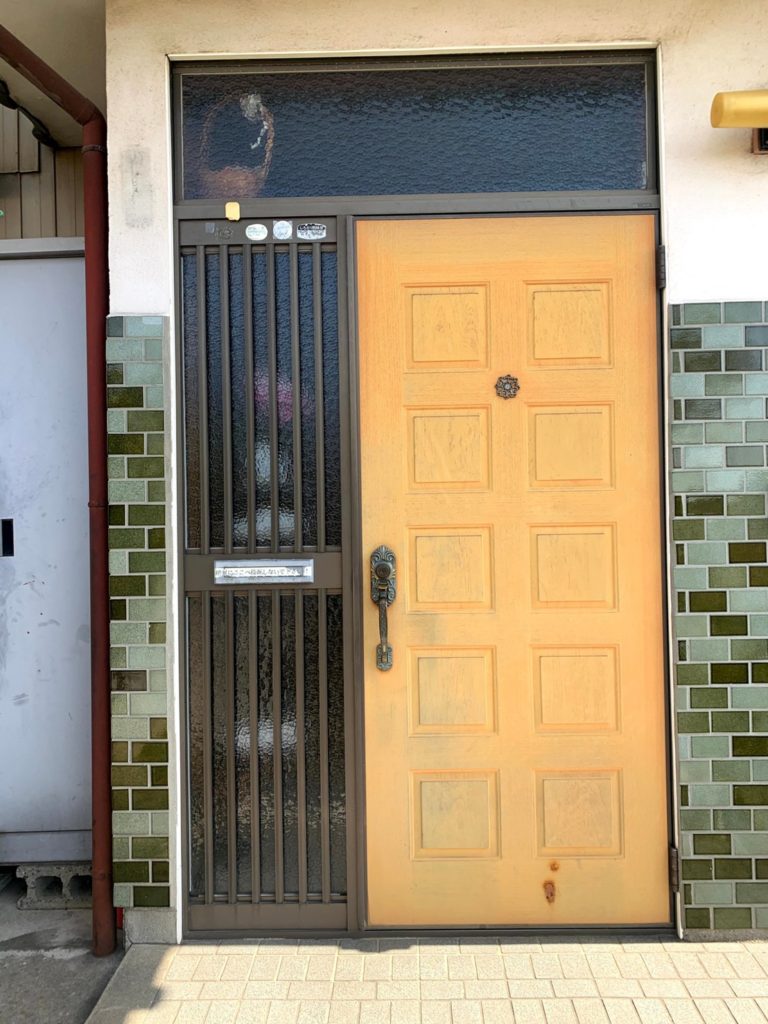 愛知県東海市の戸建住宅にて、玄関ドア取替工事を行います。（LIXIL玄関ドア）【窓香房】