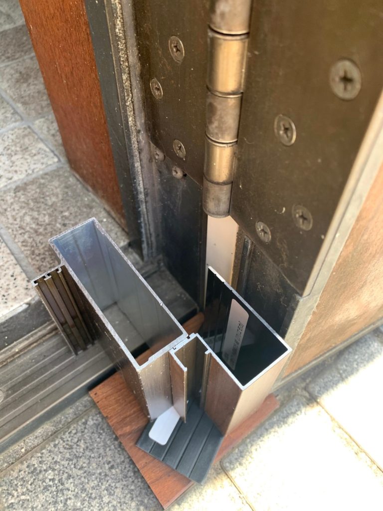 愛知県東海市の戸建住宅にて、玄関ドア取替工事を行います。（LIXIL玄関ドア）【窓香房】