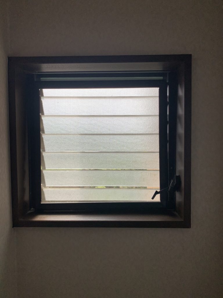 愛知県大府市にて、窓取替工事を行いました。（LIXILサーモスL横滑り出し窓）【窓香房】