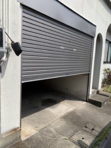 愛知県大府市にて、車庫のシャッター取替工事を行いました。（三和シャッターバランス手動シャッター）【窓香房】