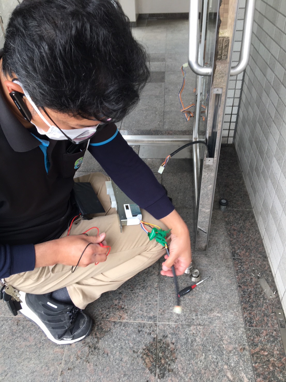 愛知県大府市のマンションにて、エントランスドア電気錠取替工事を行いました。（フロントドア電気錠）【窓香房】
