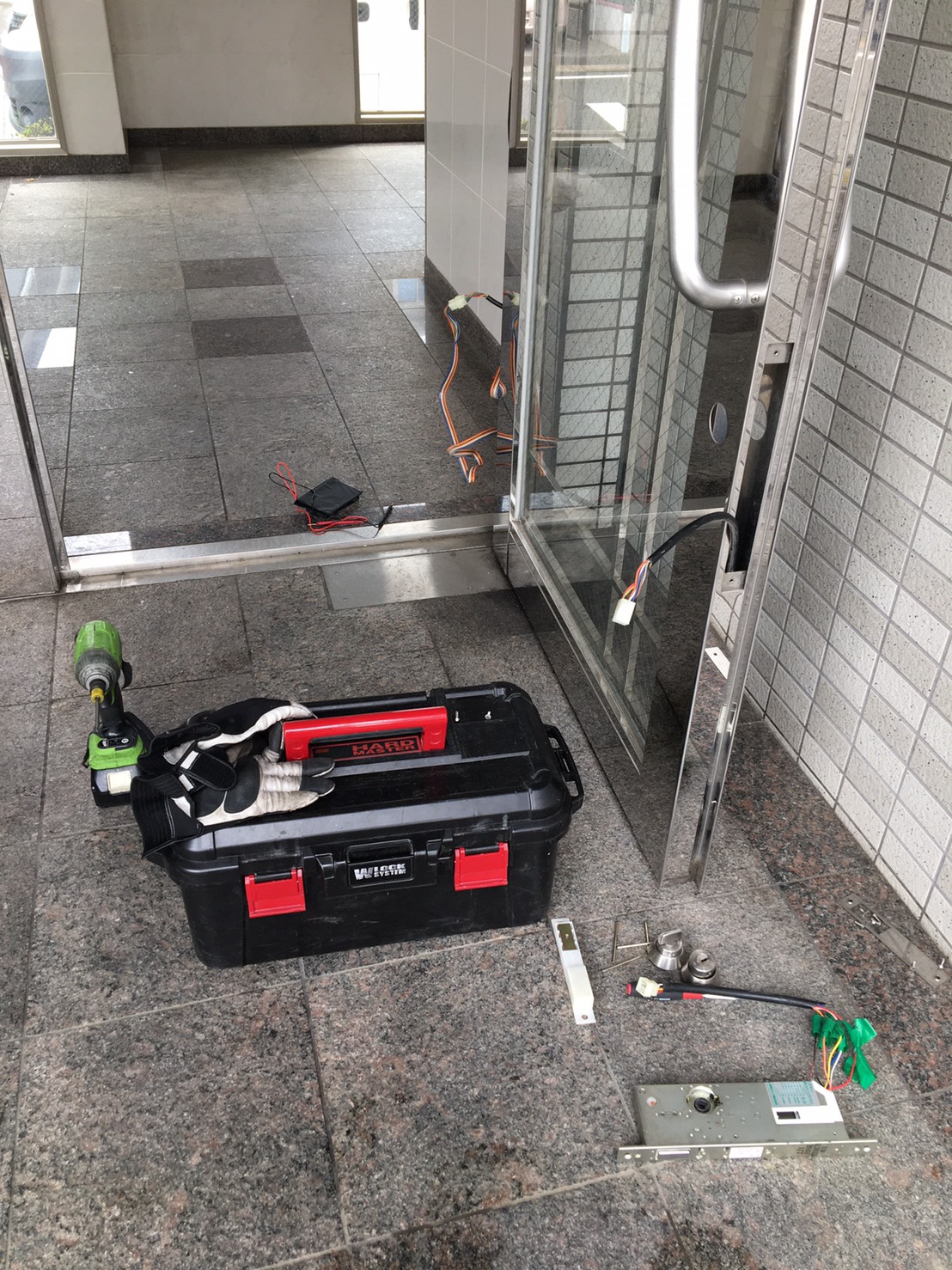 愛知県大府市のマンションにて、エントランスドア電気錠取替工事を行いました。（フロントドア電気錠）【窓香房】
