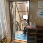 愛知県大府市の学習塾にて、玄関網戸取付工事を行いました。（リクシル しまえるんです網戸）【窓香房】