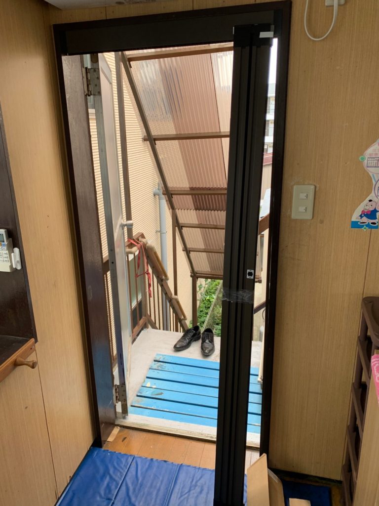 愛知県大府市の学習塾にて、玄関網戸取付工事を行いました。（リクシル しまえるんです網戸）【窓香房】