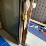 愛知県豊明市にある戸建住宅にて、玄関網戸取付工事を行いました。（LIXILしまえるんです網戸）【窓香房】
