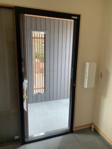 愛知県豊明市にある戸建住宅にて、玄関網戸取付工事を行いました。（LIXILしまえるんです網戸）【窓香房】