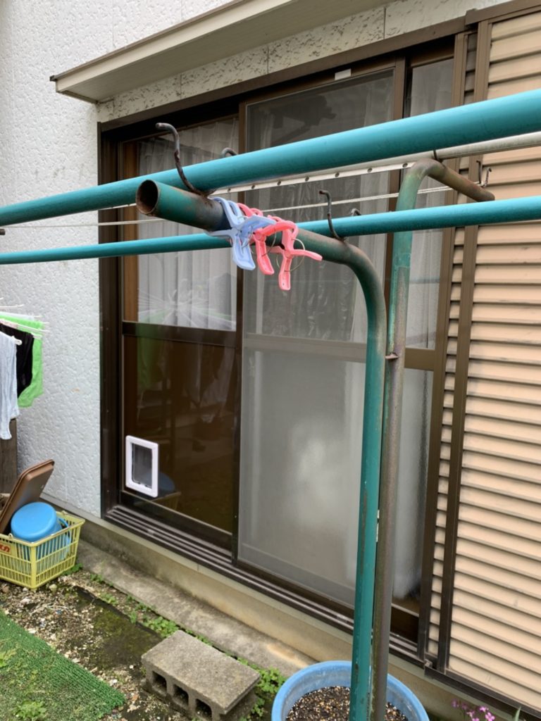 愛知県大府市の戸建住宅にて、ペットドア取付工事を行いました。【窓香房】