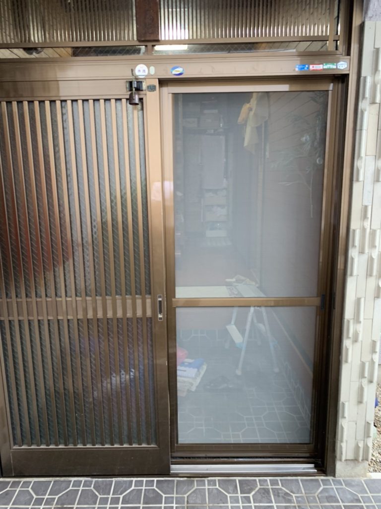 戸建住宅にて、玄関引戸の網戸取替工事を行いました。【窓香房】
